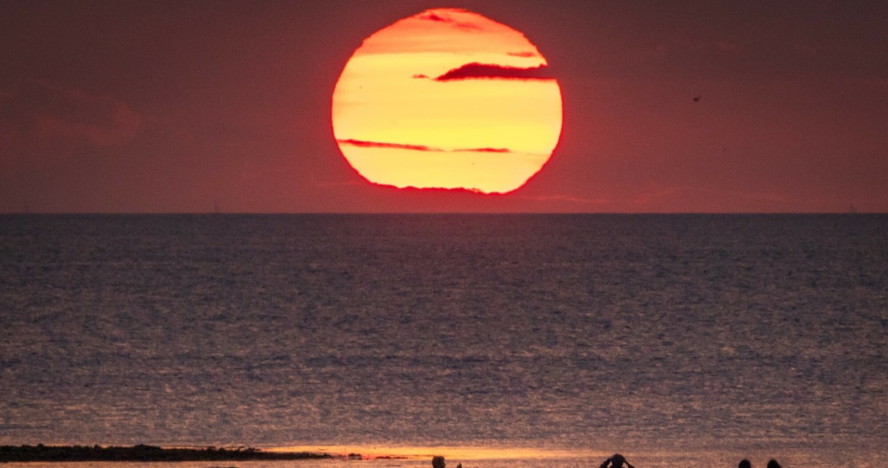 Zachód Słońca nad morzem w dniu przesilenia letniego. /Marcin Nowak /Reporter