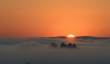 Zachód słońca otulony mgłą