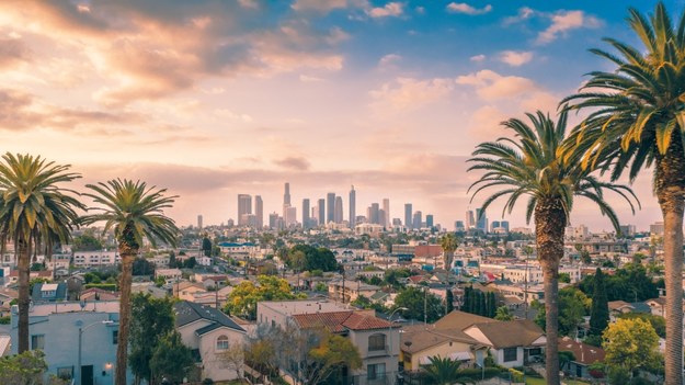 Zachód słońca w centrum Los Angeles /Shutterstock