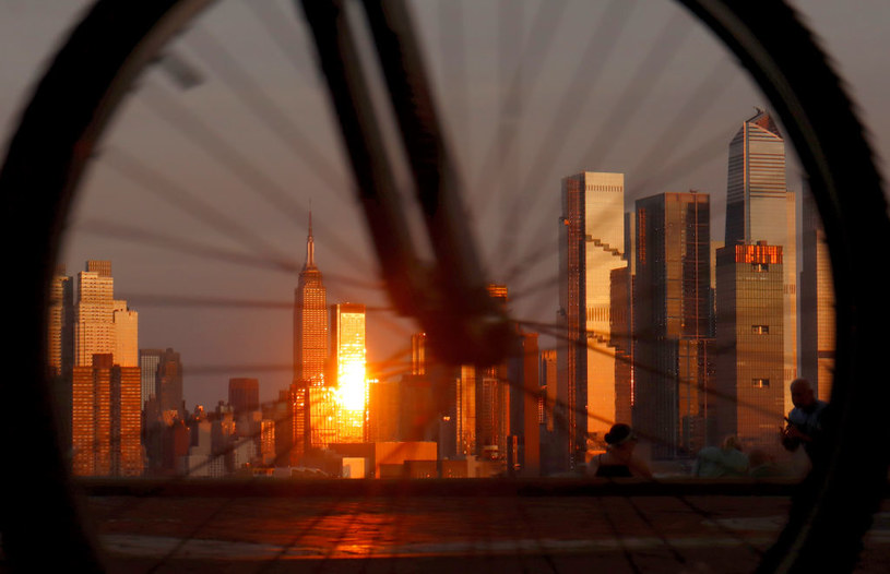 Zachód słońca w Nowym Jorku /Getty Images
