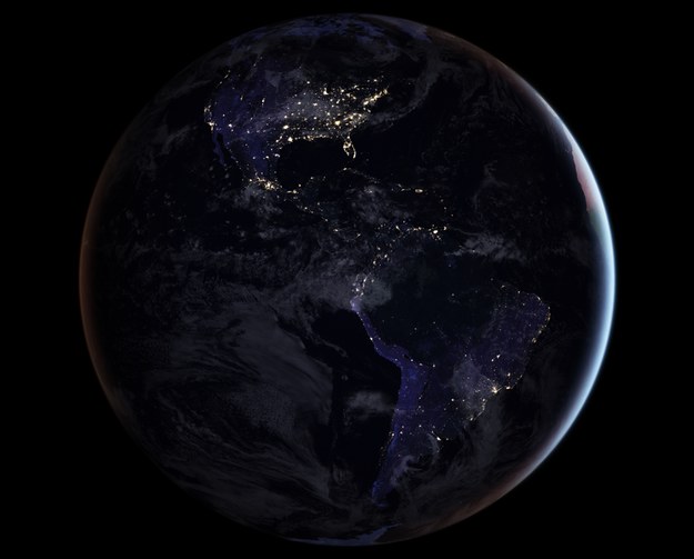 Zachodnia półkula nocą w 2016 roku /NASA Earth Observatory image by Joshua Stevens, using Suomi NPP VIIRS data from Miguel Román, NASA's Goddard Space Flight Center /materiały prasowe