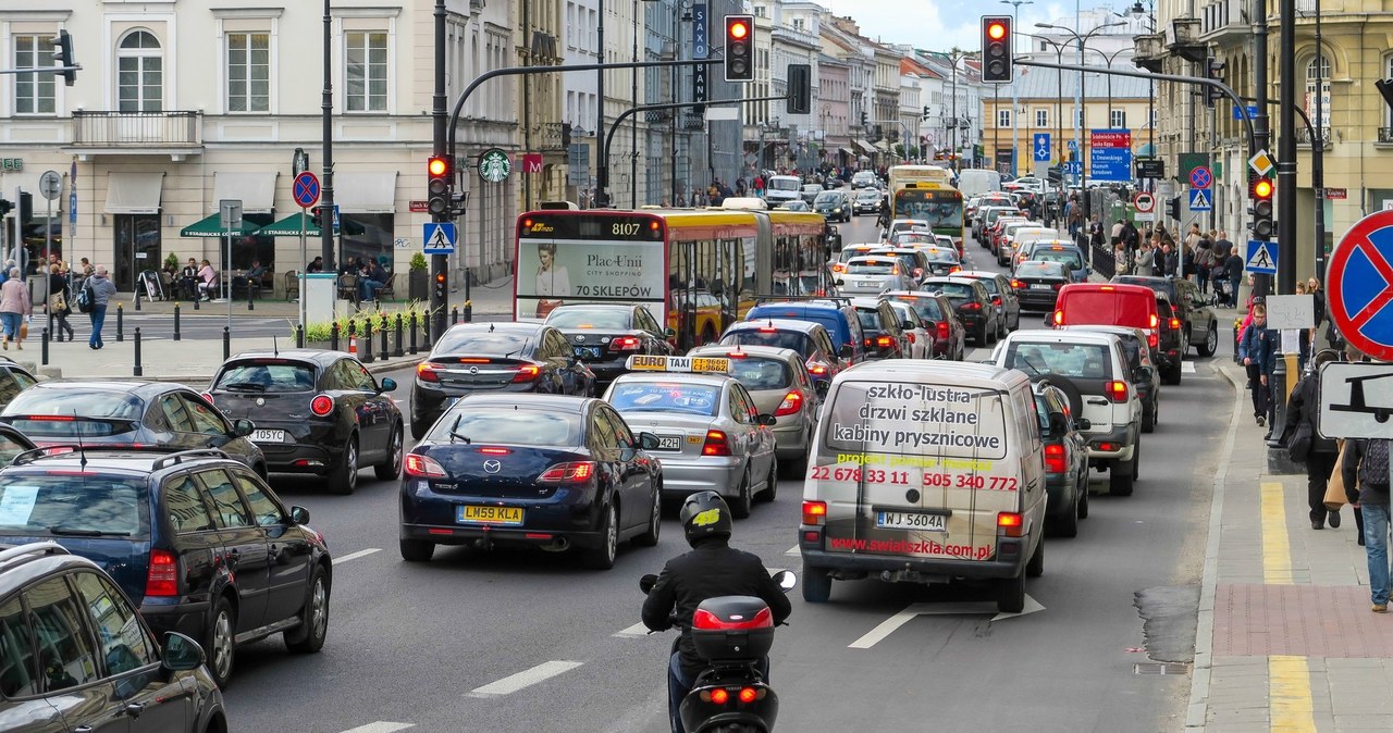 Zachodnie metropolie już podjęły działania mające zniechęcić kierowców do wjeżdżania samochodami do centrów. W Polsce będzie podobnie? /Bartosz Krupa /East News