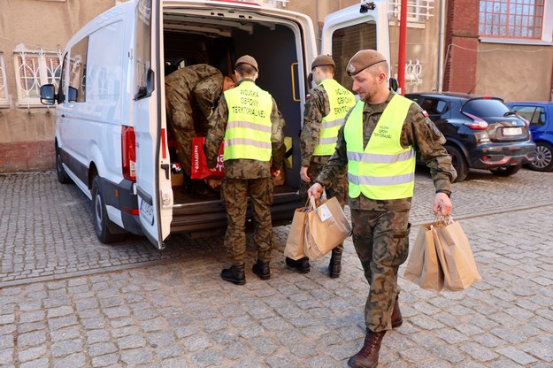 Zachodniopomorscy terytorialsi przygotowali paczki dla uchodźców. /Marcin Górka 14.BOT /