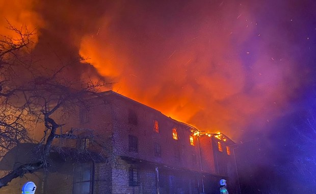 Zachodniopomorskie: Duży pożar budynku dawnej gorzelni w Trzyniku
