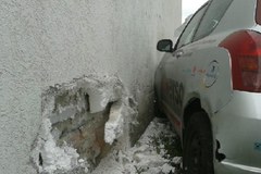 Zachodniopomorskie: Dwa samochody zatrzymały się na ścianie budynku 