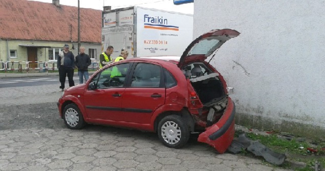 Zachodniopomorskie: Dwa samochody zatrzymały się na ścianie budynku 