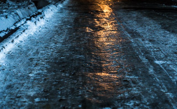 Zachodniopomorskie: Gołoledź na drogach, a nad morzem silny wiatr