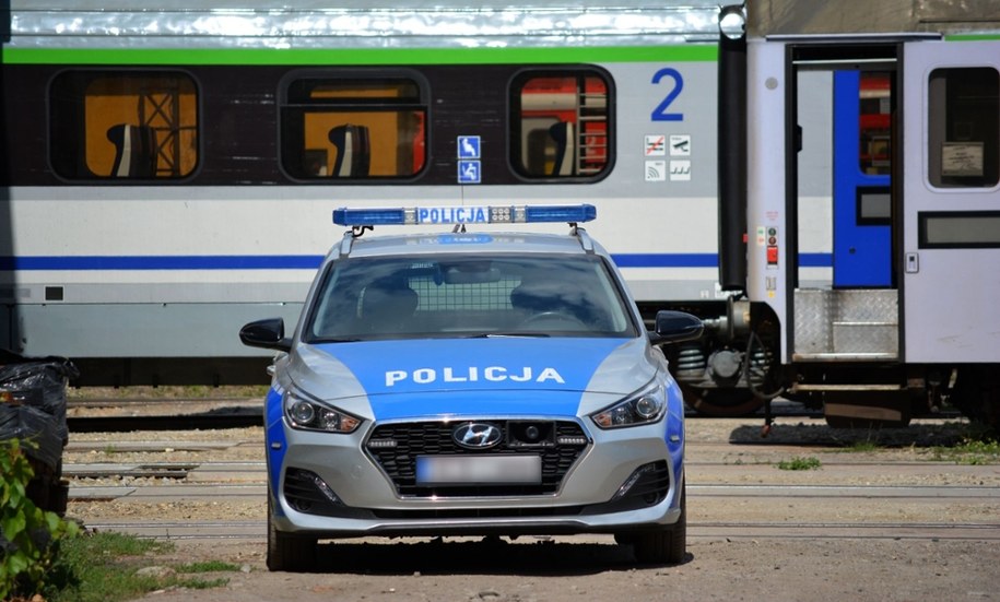 Zachodniopomorskie: Groźny incydent w pociągu. Mężczyzna wyjął przedmiot przypominający broń (zdjęcie ilustracyjne) /Shutterstock
