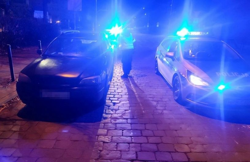 Zachowanie kierowcy Opla wzbudziło podejrzenia policjantów. /Policja Wrocławska /Policja