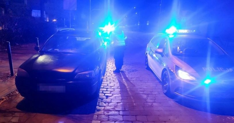 Zachowanie kierowcy Opla wzbudziło podejrzenia policjantów. /Policja Wrocławska /Policja