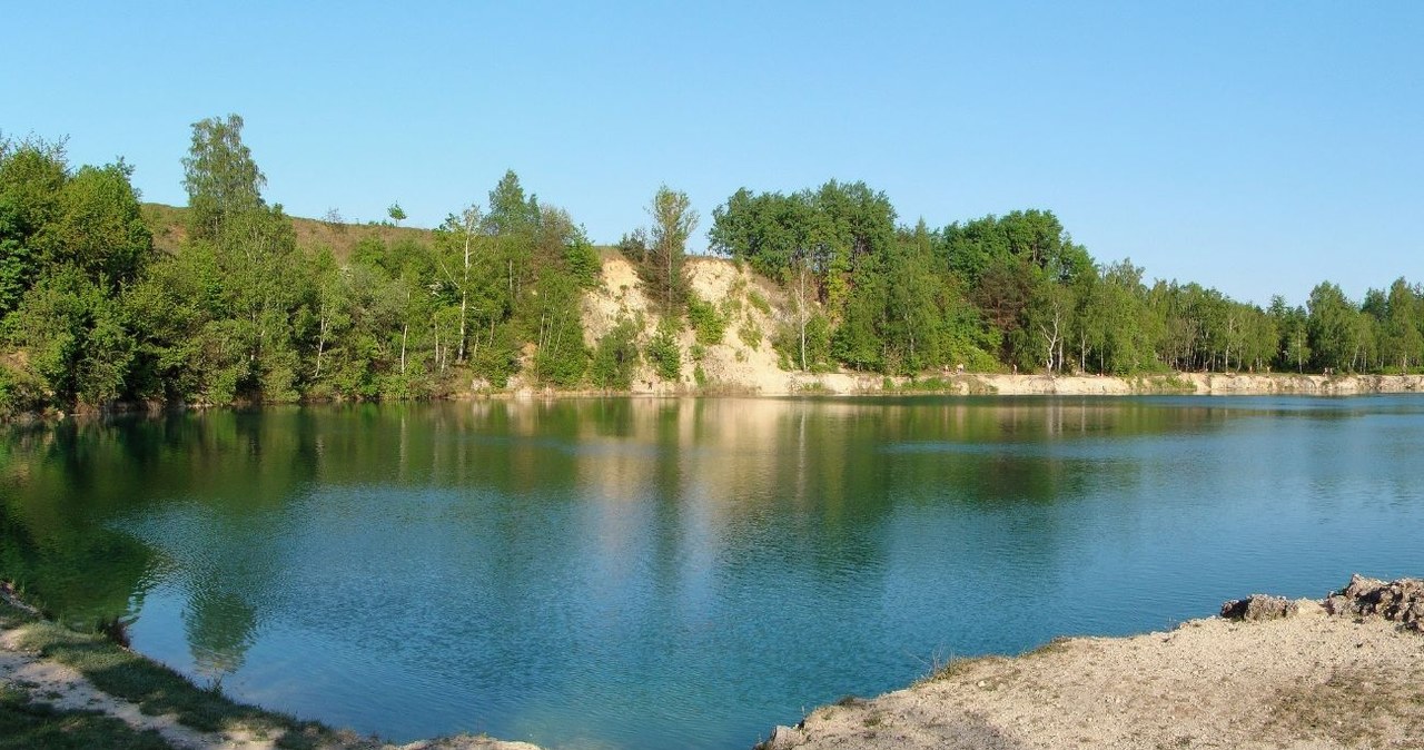 Zachwyca przejrzystą wodą i mnóstwem atrakcji. Dlaczego warto odwiedzić kąpielisko Balaton w Trzebini? /Wikimedia Commons/Przemysław Czopor /CC-BY 3.0