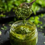 Zachwycamy się czosnkiem zajęczym, a o dzikiej cytrynie już nie pamiętamy. Można z niej zrobić zdrowe pesto