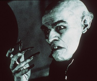 Zachwyt wśród krytyków wywołała jego rola w filmie "Cień wampira" (2000). W opowieści o realizacji przez Friedricha W. Murnaua głośnego "Nosferatu" Dafoe, przy wydatnej pomocy charakteryzacji, przeistoczył się w postać wybitnego niemieckiego aktora Maxa Schrecka.