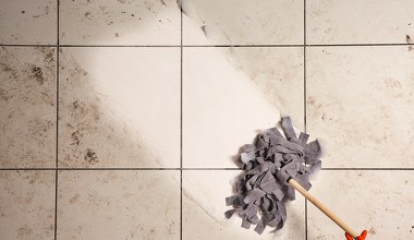 Zacieki po soli i błocie znikają, jak ręką odjął. Ten płyn rozwiązuje problem 