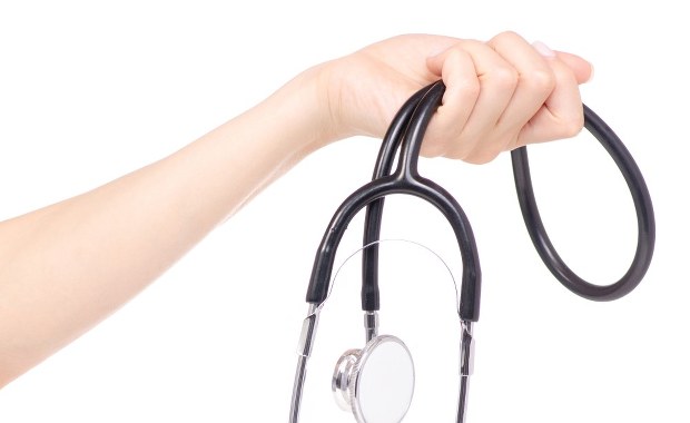 Zacisnęła stetoskop na szyi lekarza. Dramatyczne sceny w gabinecie