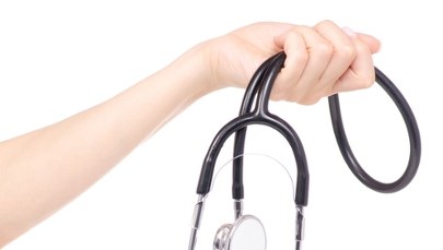 Zacisnęła stetoskop na szyi lekarza. Dramatyczne sceny w gabinecie