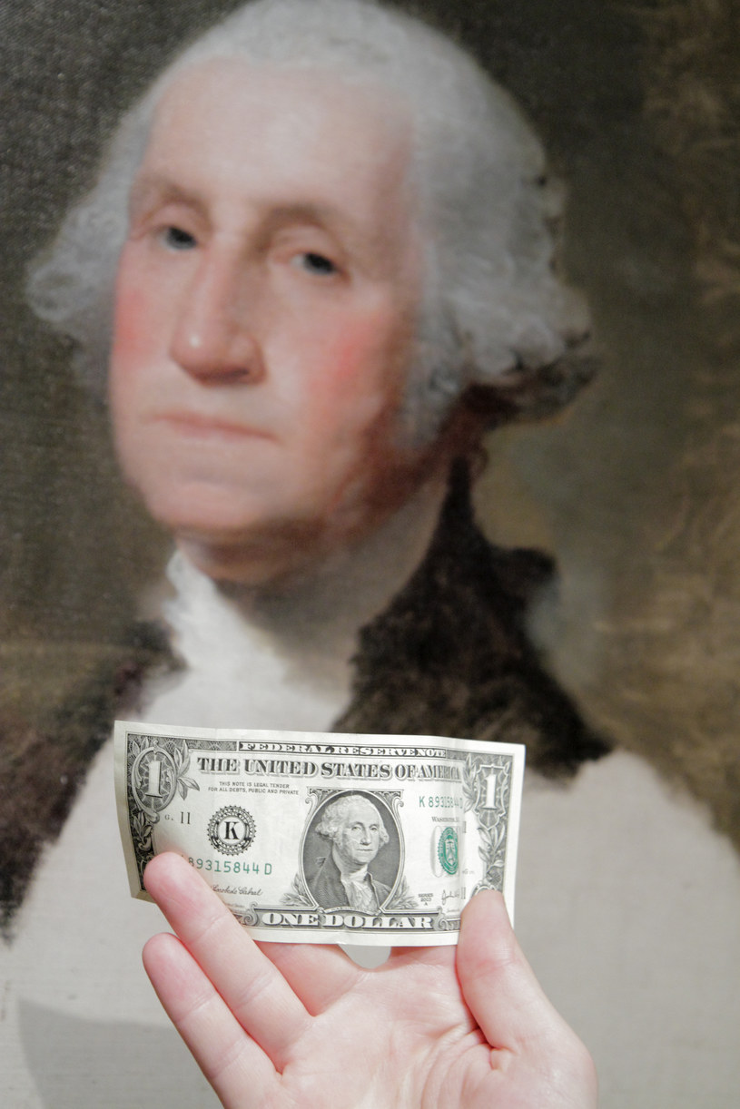 Zaciśnięte usta George'a Washingtona, znad których rzuca nam przenikliwe spojrzenie - przyczyniły się do utrwalenia legendy o jego "drewnianych" zębach prezydenta /Getty Images