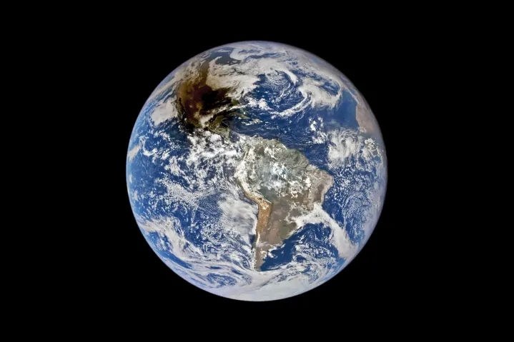 Zaćmienie Słońca na zdjęciu zrobionym milion mil od Ziemi /NASA/DSCOVR EPIC /materiał zewnętrzny