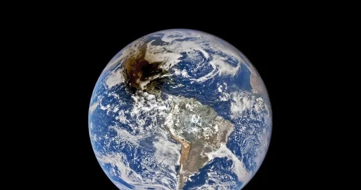Zaćmienie Słońca na zdjęciu zrobionym milion mil od Ziemi /NASA/DSCOVR EPIC /materiał zewnętrzny