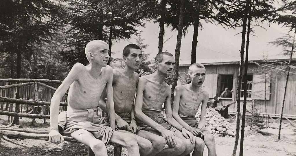 Zaczęło się od ławek w parkach, na których mogli siadać tylko Aryjczycy. Na zdjęciu więźniowie obozu Mauthausen-Gusen w 1945 r. /Getty Images