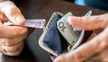 Zaczęło się w marcu. Za zarabianie ponad 6 438,50 zł zmniejszają emerytury
