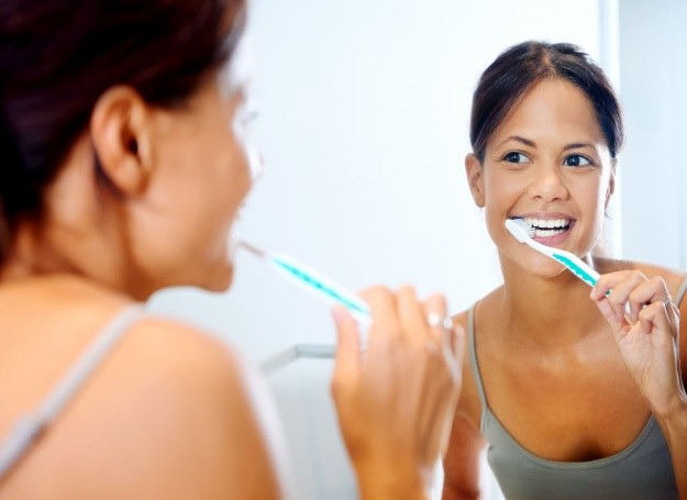 Zacznij od podstaw i poznaj właściwą technikę mycia zębów /123RF/PICSEL