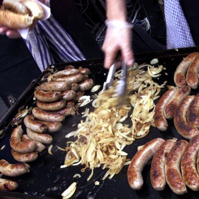 "Zacznijmy jeść kiełbasę" - apelują przedstawiciele polskiego sektora mięsnego /AFP