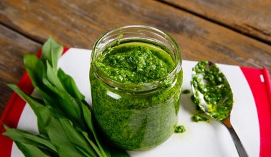 Zaczyna się czas jednej z najzdrowszych polskich roślin. Zrób pesto i korzystaj z jego mocy  