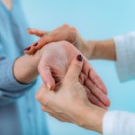 choroby reumatyczne Zaczyna się niewinnie, od mrowienia ręki. Nadgarstek choruje ciężej u otyłych i zapracowanych