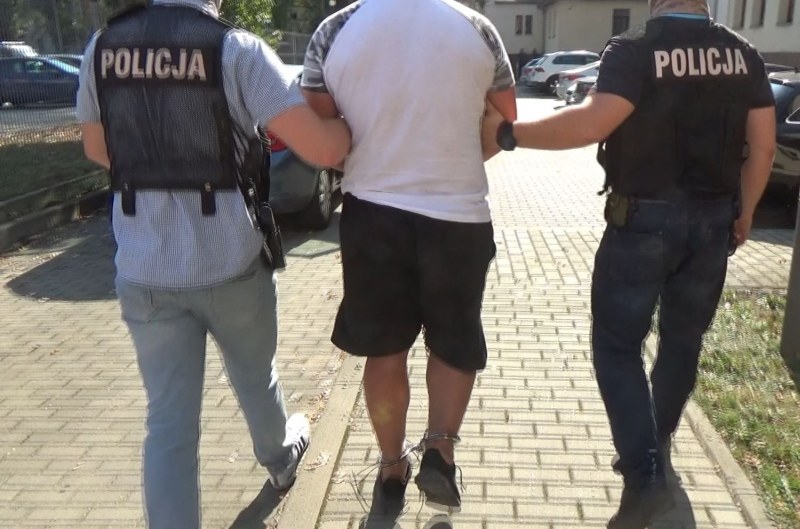 Zadał kobiecie 14 ciosów nożem, zażądał pieniędzy /foto. Policja /