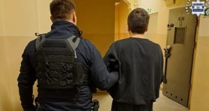 Zadał matce i jej partnerowi kilkadziesiąt śmiertelnych ciosów. Sąd umorzył sprawę 