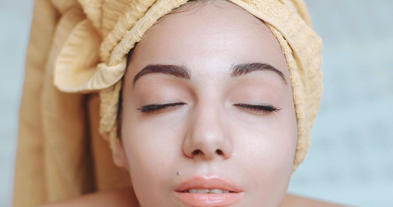 Zadbana i nawilżona cera po maseczce z płatków owsianych i miodu /Thirdman /pexels.com