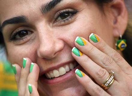 Zadbane paznokcie to ważna część wizerunku kobiety. /AFP