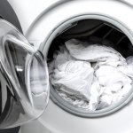 Żaden ocet czy soda. Wsyp to do pralki, a pranie zyska śnieżną biel