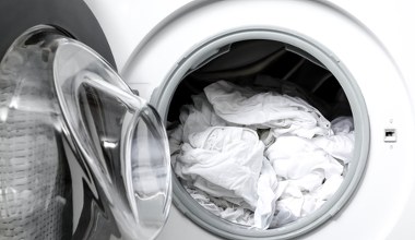 Żaden ocet czy soda. Wsyp to do pralki, a pranie zyska śnieżną biel