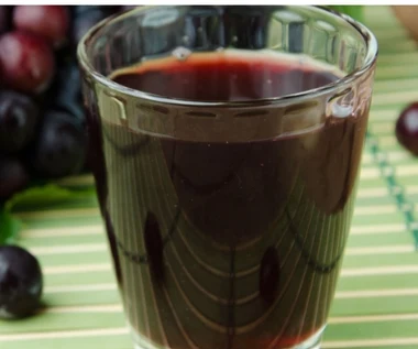 Żaden pomarańczowy czy jabłkowy. Ten sok najlepiej chroni serce, buduje odporność i zwalcza infekcje