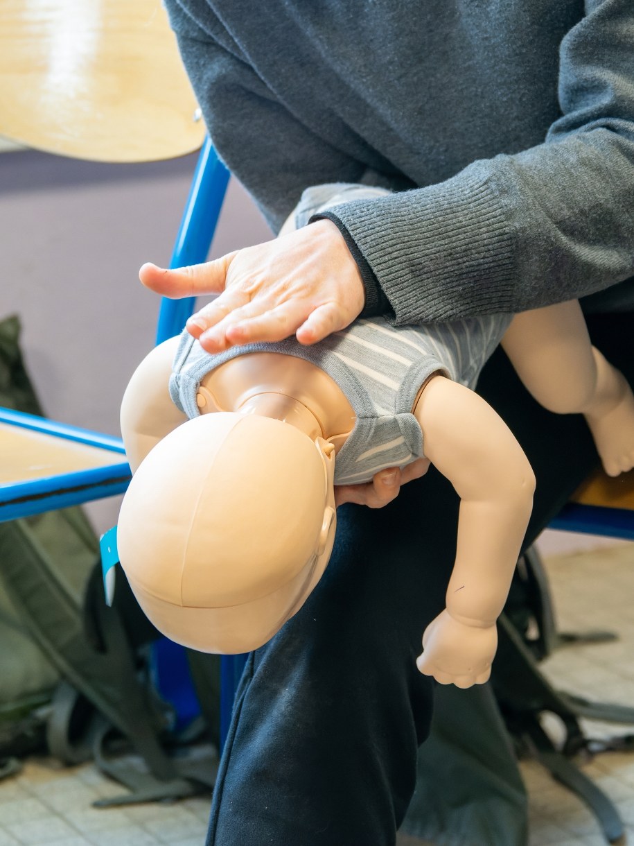 Zadławienie się dziecka. Dzięki takiemu chwytowi możliwe jest usunięcie ciała obcego z dróg oddechowych. /Shutterstock