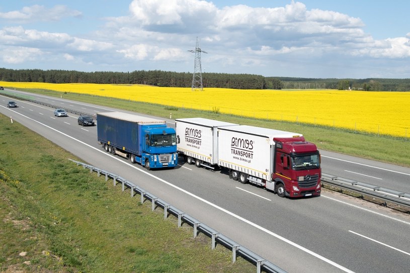 Zadłużenie przedsiębiorców zajmujących się drogowym transportem przekroczyło już 2 mld zł. /Wojciech Strozyk/REPORTER /East News