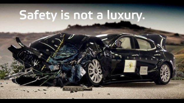 Zadowolone z wyników testów zderzeniowych Maserati stworzyło reklamę limuzyny Ghibli pod hasem "bezpieczeństwo nie jest luksusem". /Maserati
