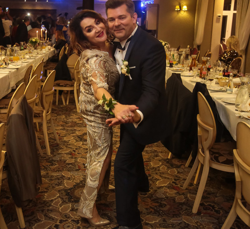 Zadowolony Zenek Martyniuk z żoną na weselu syna /Piotr Grzybowski /East News