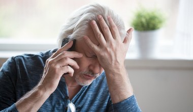 Zadzwoniła do 75-latka i nie dała się rozłączyć. Senior stracił 91 tys. zł