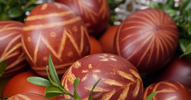 ​Zafarbuj jajka na Wielkanoc w ten sposób, a rodzina oniemieje z zachwytu. Sposób na pisanki mojej mamy /123RF/PICSEL