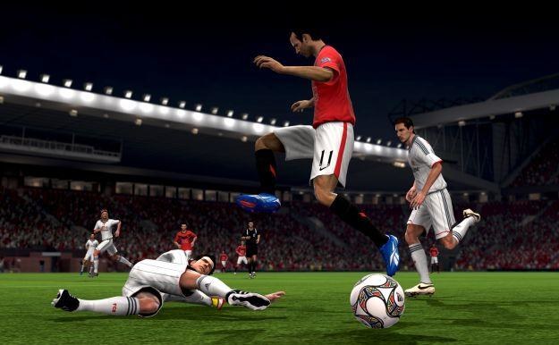 Zagadka z FIFA 12: kto robi wślizg, a kto wyskoczył do góry? /Informacja prasowa