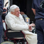 Zagadkowy list Benedykta XVI. Sekretarz uspokaja