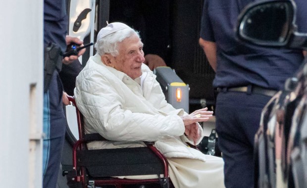 Zagadkowy list Benedykta XVI. Sekretarz uspokaja