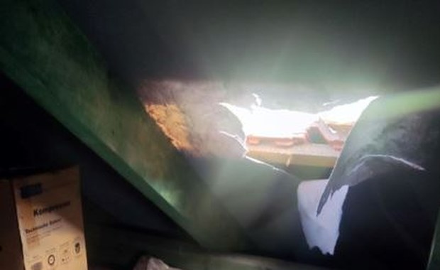 Zagadkowy przedmiot spadł na dom w Rakowie. Sprawę wyjaśnia prokuratura