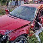 Zagadkowy wypadek na przejeździe - kierowca BMW wjechał prosto pod pociąg