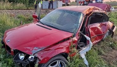 Zagadkowy wypadek na przejeździe - kierowca BMW wjechał prosto pod pociąg