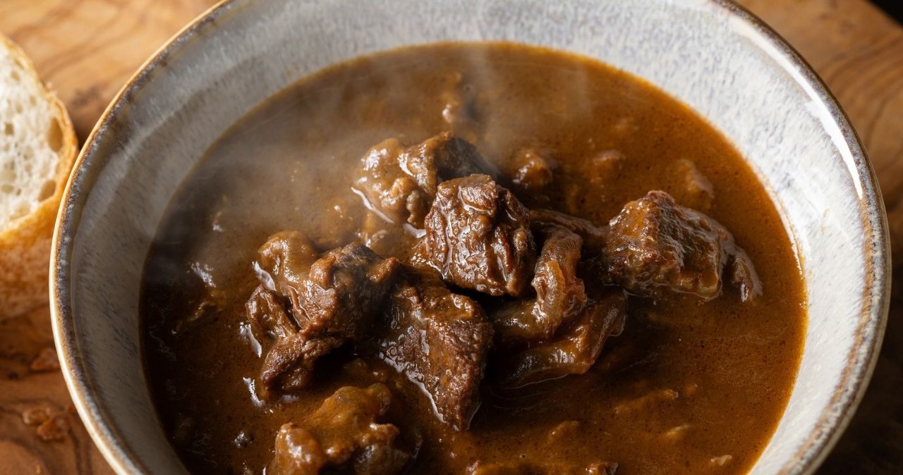 Zagęszczają sos lepiej niż mąka i śmietana. Gulasz wołowy z płatkami drożdżowymi to prawdziwy hit /Aflo Images /Canva Pro