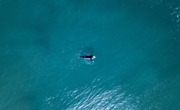 Zaginął bez śladu, odnaleziony na wyspie. Nastoletni surfer przeżył noc grozy